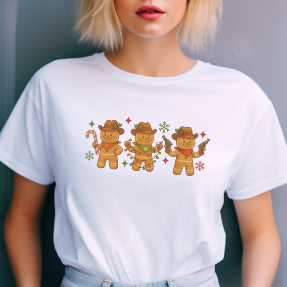 Western Christmas Graphic Tee Howdy Cowboy Gingerbread Man Holiday Funny T-Shirt - Picture 1 of 4